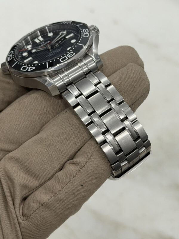 57_3407cf60-1a5c-46d3-bd73-dca7c0bf58f7 2022 Omega Seamaster Professional 300m Diver Black Ceramic 210.30.42.20.01.001