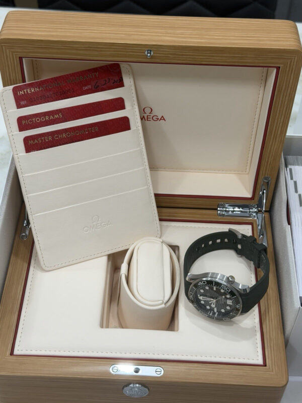 57_67cfc088-2132-4379-a37f-79285ca34633 Omega Seamaster Diver Steel Green Dial 42mm Automatic Watch 210.32.42.20.10.001