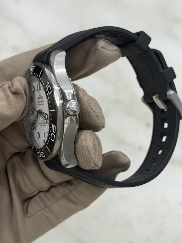 57_74aac7ec-ca16-4516-96ad-24bf89868d8a 2020 Omega Seamaster Steel White Dial 42mm Automatic Watch 210.32.42.20.04.001